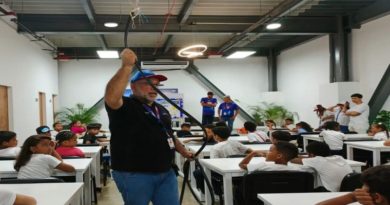 Niños y niñas de La Guaira aprenden sobre robots, fibra óptica y electrónica