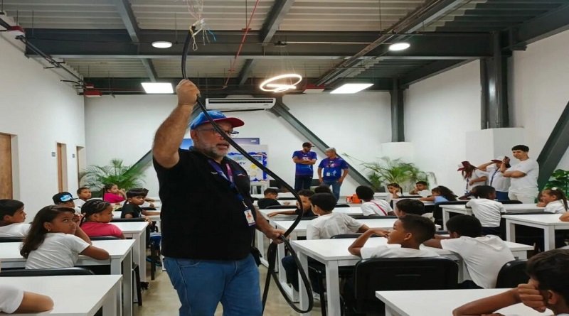 Niños y niñas de La Guaira aprenden sobre robots, fibra óptica y electrónica
