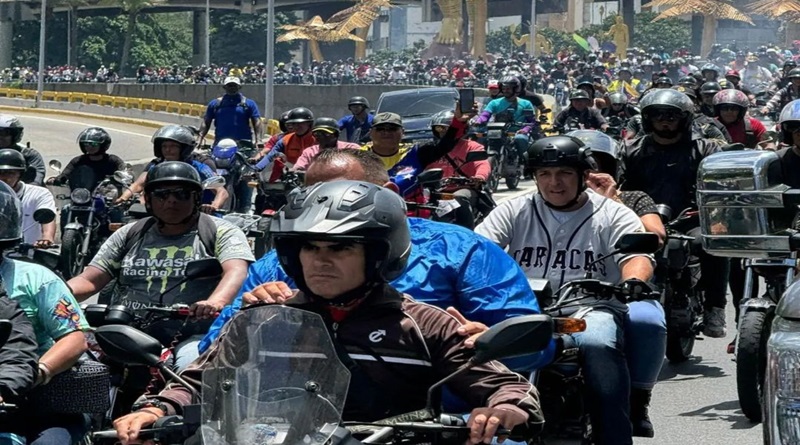 Caravana de motorizados se moviliza en respaldo al presidente Maduro