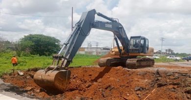 Activan labores de excavación para restituir paso en la Troncal 16 en Anaco