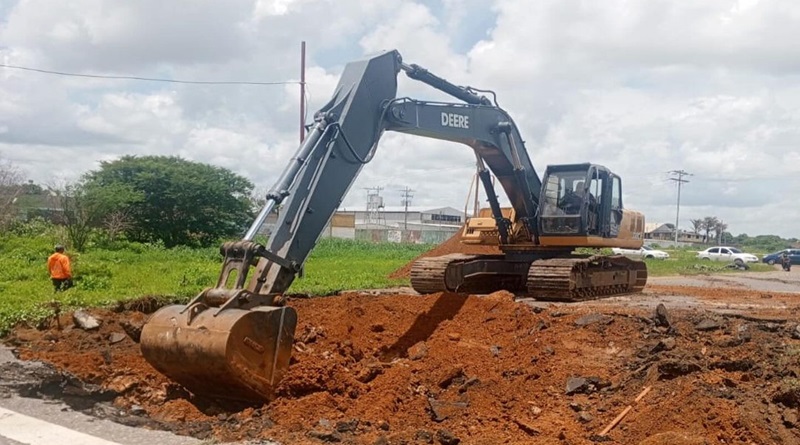 Activan labores de excavación para restituir paso en la Troncal 16 en Anaco