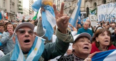 Abuelas y abuelos argentinos marchan contra laspolíticas del gobierno de Milei