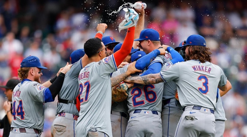 Venezolano Carlos Mendoza asegura el cupo de Mets a Playoffs