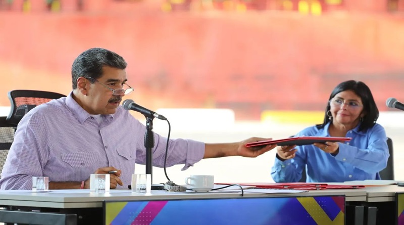 Presidente Maduro firma decreto para liquidar al Centro Nacional de Comercio Exterior