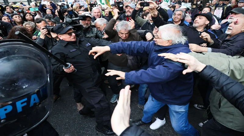 Policías Federales reprimen a trabajadores judiciales en Argentina