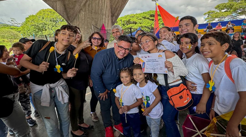 Habitantes de Caracas celebran XV aniversario de la Colmenita Bolivariana