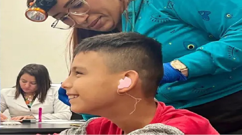 Entregan prótesis auditivas durante jornada en Apure