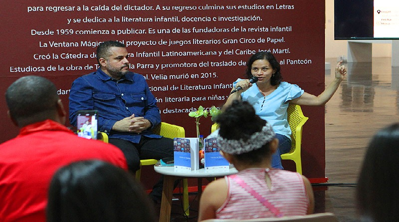 Rosa Pellegrino destapa la cotidianidad en su "Vitrina de Nimiedades"