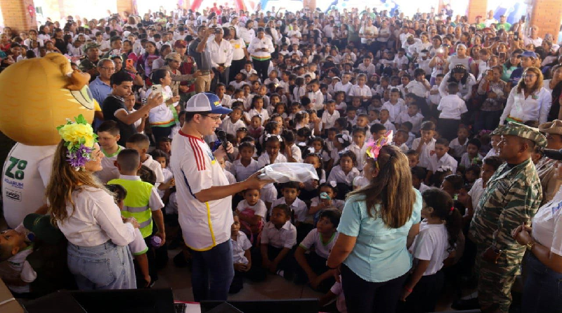 Valencia inicia año escolar con dotación de insumos a escuelas