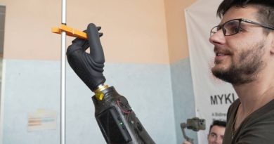 Mano robótica controlada con imanes funciona casi como una natural