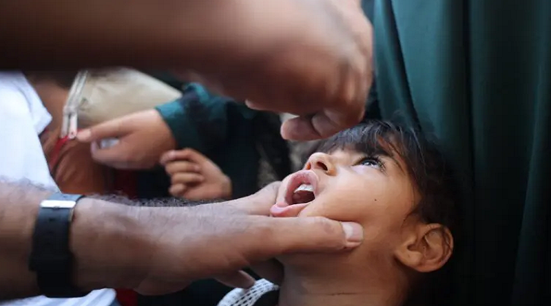 Administran primera dosis de vacuna contra la polio a niños en Gaza