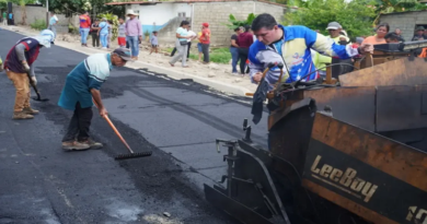 Desarrollan trabajos de asfaltado en el urbanismo 4F en Mérida