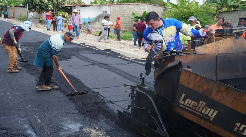 Desarrollan trabajos de asfaltado en el urbanismo 4F en Mérida