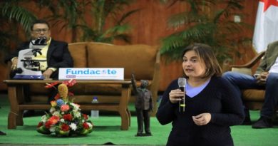 Gobierno Nacional dota con nuevos microscopios a UPTM “Kléber Ramírez”