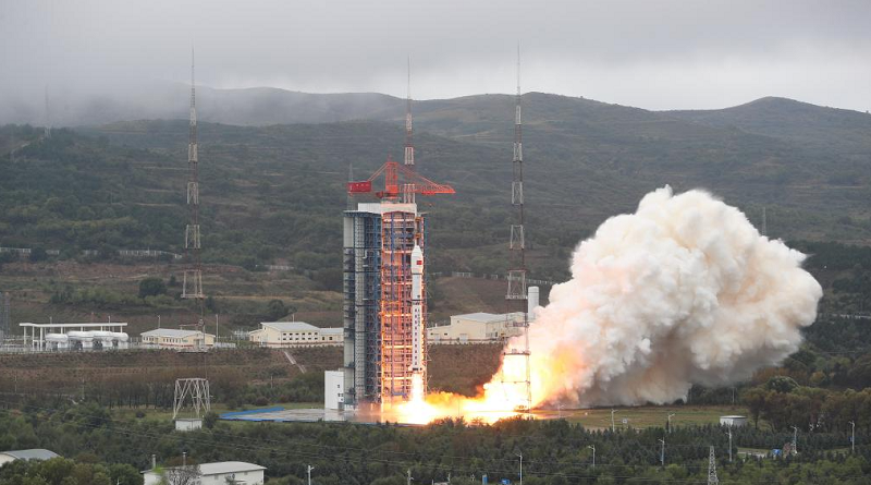 China lanza nuevos satélites con la serie de cohetes portadores Gran Marcha