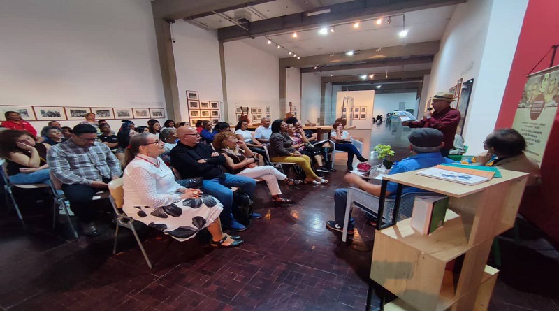 Centro Nacional de Estudios Históricos realiza bautizo de libros en Caracas