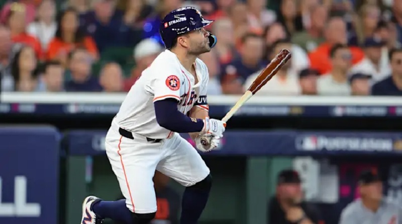 José Altuve rompe marca histórica de hits en postemporada de MLB