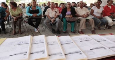 Familias caraqueñas son favorecidas con la entrega de títulos de propiedad
