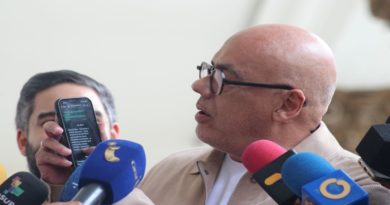 Jefa del Centro Carter recibe sueldo de la USAID
