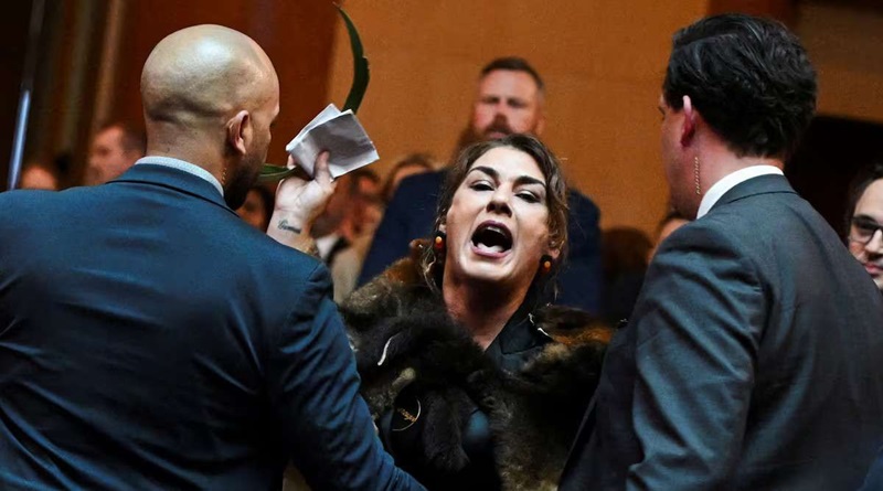 Senadora australiana interrumpe a rey británico y lo acusó de genocida