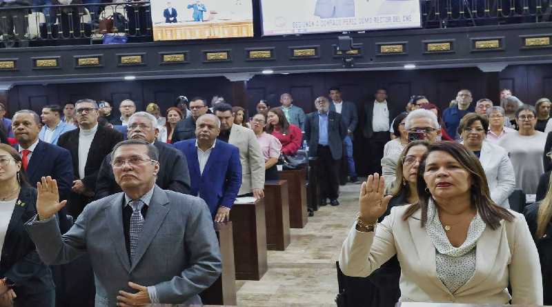 Conrado Pérez designado y juramentado como nuevo rector principal del CNE