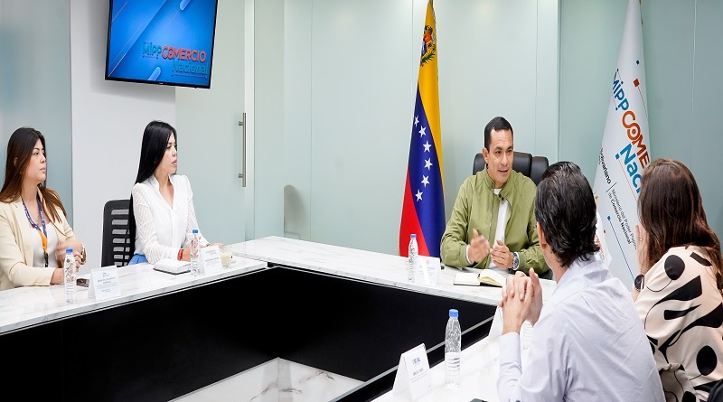 Ministro de Comercio y Cavececo