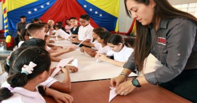 Dictan taller “Aves al vuelo” en la Escuela Experimental Venezuela