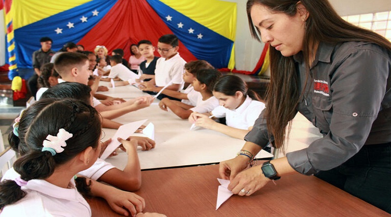 Dictan taller “Aves al vuelo” en la Escuela Experimental Venezuela