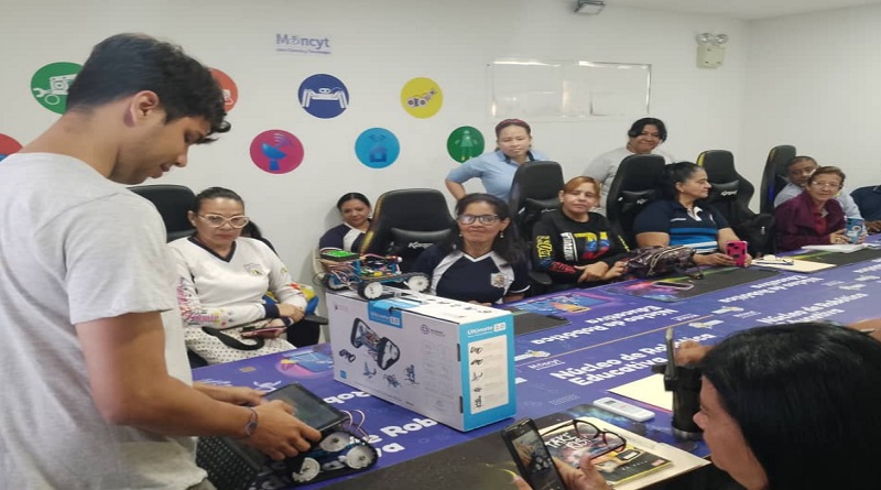 Falcón avanza en agenda científica con ferias de robótica y telecomunicaciones