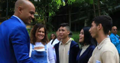 Ministro Rodríguez firma resolución para transformar y fortalecer sistema educativo