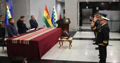 Presidente de Bolivia designa nuevo mando militar ante bloqueos de carreteras