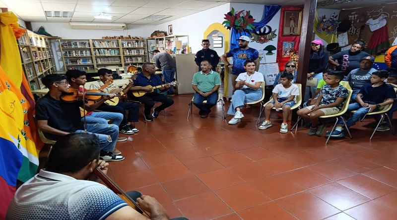 Niños y niñas de Carabobo reciben instrumentos musicales