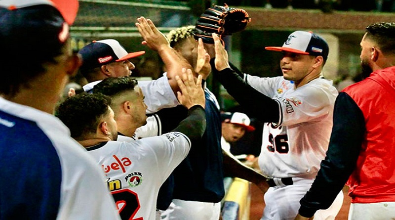 Caribes reaccionó al debutar en su choza contra Bravos
