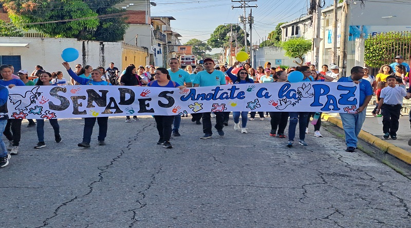Niños participan en pancartazo "Anotate a la paz" en Aragua