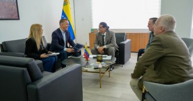 Ministro del P.P. De Industrias y Producción... más