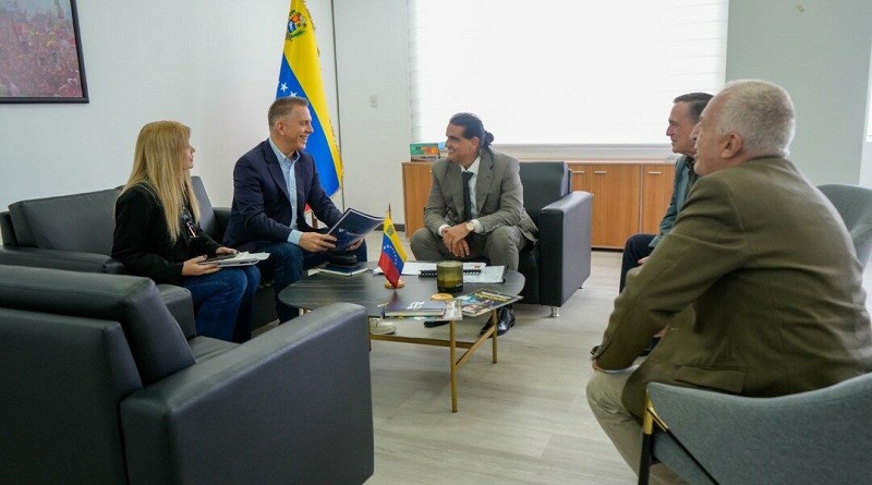 Ministro del P.P. De Industrias y Producción... más