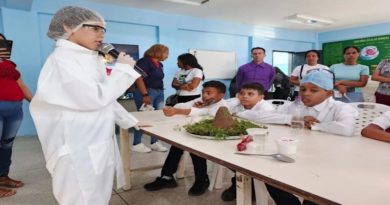 Semilleros científicos de Parmanacay disfrutan de nueva Sala de Ciencias