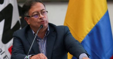 Presidente colombiano Gustavo Petro rechaza nuevos contratos petroleros