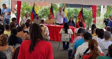 Familias de Los Teques reciben títulos de tierra urbana