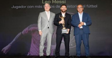 Messi recibe trofeo al jugador más laureado de la historia