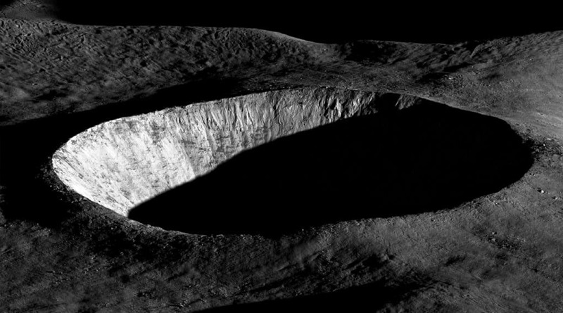NASA publica nueva imagen de cráter lunar con un juego de luces