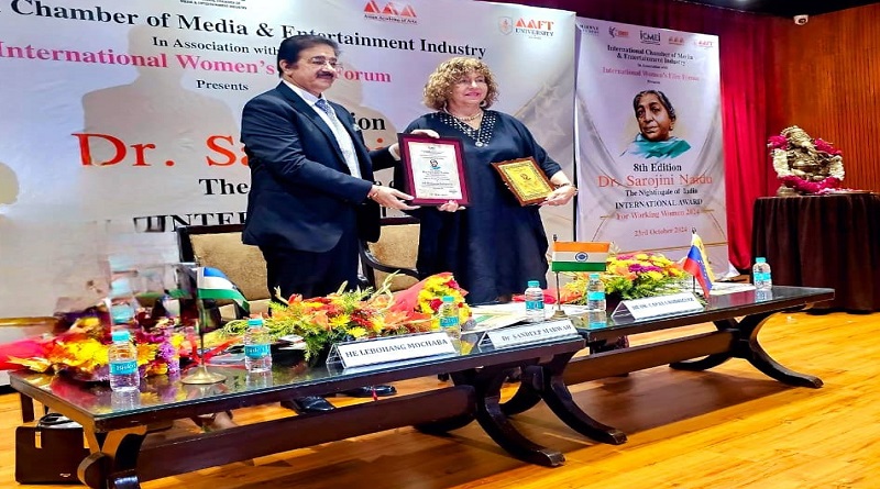 Embajadora de Venezuela en India Capaya Rodríguez recibe premio internacional