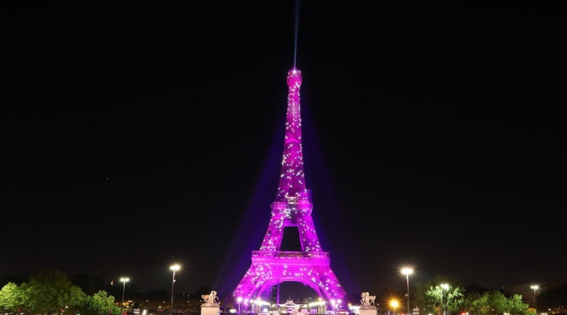 Torre Eiffel y monumentos de París de rosa para concienciar sobre el cáncer de mama