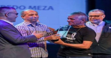 Hacedores de teatro reciben reconocimiento en su día