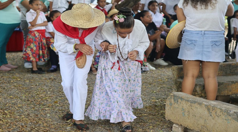 Realizan Encuentro infantil La Llora para desvirtuar las tradiciones extranjeras
