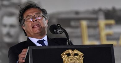 Petro acusa a John Morgan de querer rebajar calificación crediticia de Colombia