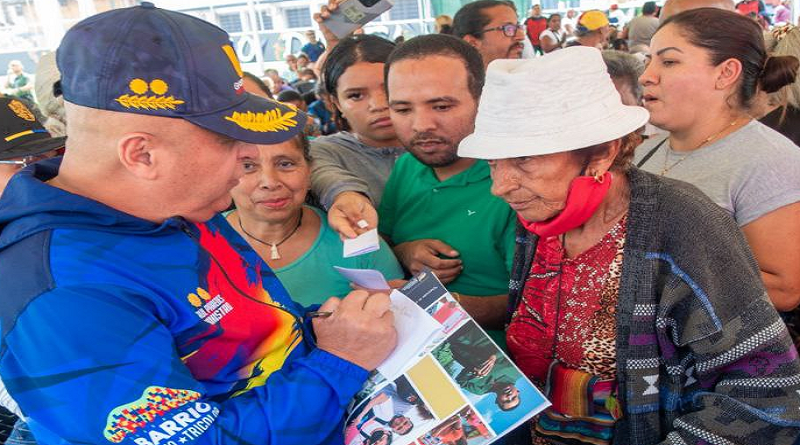 Familias de Caracas son beneficiados con entrega de títulos de propiedad