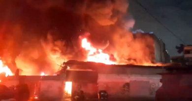Bomberos atienden incendio en galpón en Caracas
