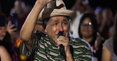 Gualberto Ibarreto recibe premio Aquiles Nazoa