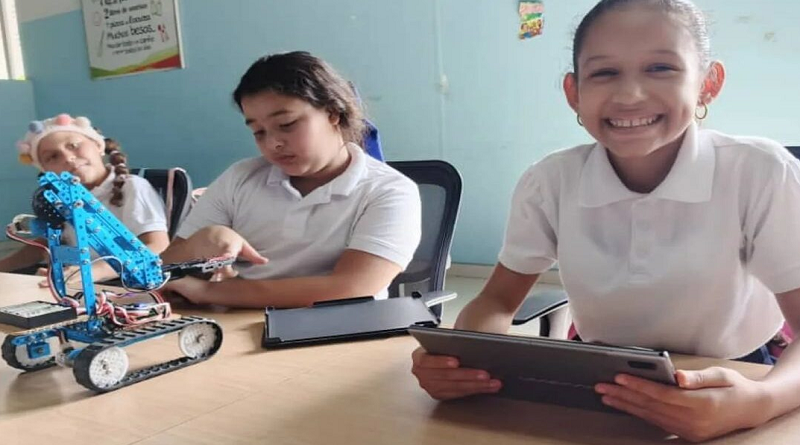 Jóvenes Anzoátegui exploran los temas de robótica en una jornada educativa